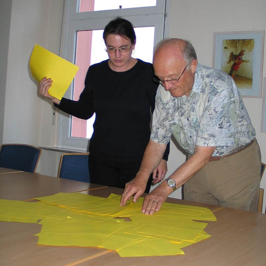 Angela Scharf und Rudolf Steege bei der Ziehung der GewinnerInnen